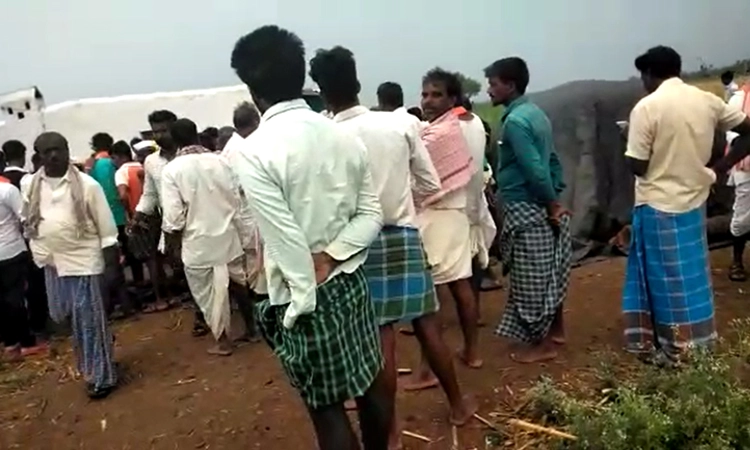 ಸಿಡಿಲು ಬಡಿದು ಜಮೀನಿನಲ್ಲಿ ಕೆಲಸ ಮಾಡುತ್ತಿದ್ದ ಯುವಕ ಸಾವು : ಮುಗಿಲು ಮುಟ್ಟಿದ ಆಕ್ರಂದನ