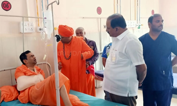 ಮರಕ್ಕೆ ಕಾರು ಢಿಕ್ಕಿ: ಹಿರೇಮಠದ ಸ್ವಾಮೀಜಿ ಪಾರು; ಚಾಲಕ ಸ್ಥಳದಲ್ಲೇ ಸಾವು