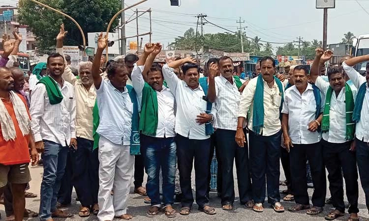 ಬೆಲೆ ಏರಿಕೆ ಖಂಡಿಸಿ ರೈತಸಂಘದಿಂದ ಹೆದ್ದಾರಿ ತಡೆ