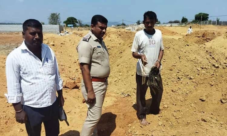 ಮಾಂಗಲ್ಯ ಸರ ಕದ್ದು ಮಣ್ಣಿನಲ್ಲಿ ಹೂತಿದ್ದ ಕಳ್ಳನನ್ನು 24 ಗಂಟೆಯೊಳಗೆ ಪತ್ತೆ ಹಚ್ಚಿದ ಪೊಲೀಸರು