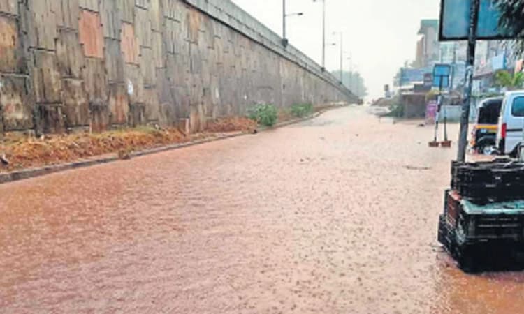 ಚರಂಡಿಗೆ ತ್ಯಾಜ್ಯ ನೀರು, ಹೆದ್ದಾರಿಯಲ್ಲೇ ಹರಿಯುವ ಮಳೆನೀರು