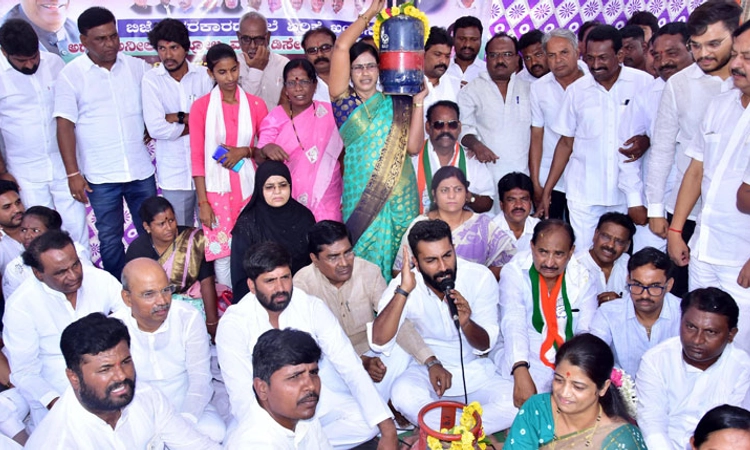 ಬೆಲೆ ಏರಿಕೆ ವಿರುದ್ದ ಕಾಂಗ್ರೆಸ್‌ ಬೃಹತ್‌ ಪ್ರತಿಭಟನೆ