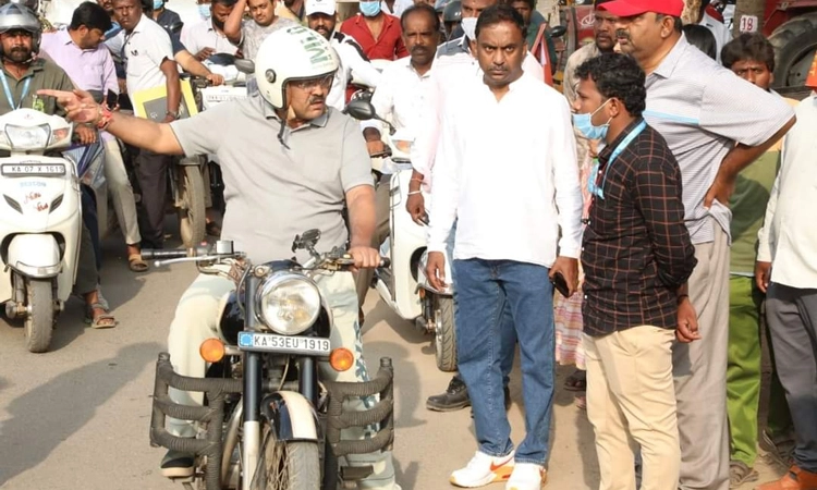 ರಸ್ತೆಗಿಳಿದು ಅಧಿಕಾರಿಗಳೊಂದಿಗೆ ರಸ್ತೆಯ ಗುಣಮಟ್ಟ ಪರಿಶೀಲಿಸಿದ ಶಾಸಕ ಲಿಂಬಾವಳಿ