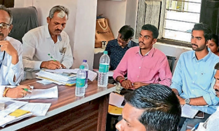 ಅಧಿಕಾರಿಗಳು ಅಭಿವೃದ್ಧಿಗೆ ಆದ್ಯತೆ ನೀಡಲಿ: ಖಾದ್ರೋಲಿ