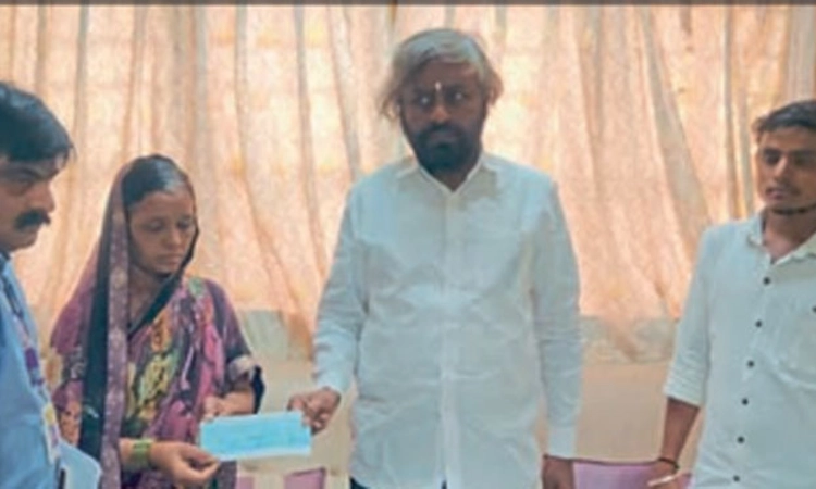 5 ಲಕ್ಷ ರೂ. ಪರಿಹಾರಧನ ಚೆಕ್‌ ವಿತರಣೆ