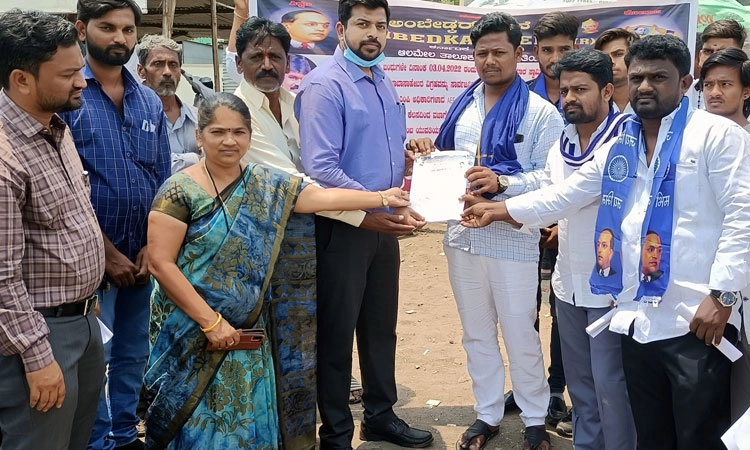 ಯುವತಿ ಕೊಲೆ ಆರೋಪಿಗಳಿಗೆ ಶಿಕ್ಷೆ ವಿಧಿಸಲು ಆಗ್ರಹಿಸಿ ಮನವಿ