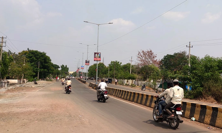 ರಣ ಬಿಸಿಲಿಗೆ ಬಿಕೋ ಎನ್ನುತ್ತಿವೆ ರಸ್ತೆಗಳು