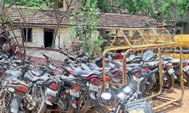 ಗುಜರಿ ಅಡ್ಡೆಯಾದ ಬ್ರಿಟಿಷರ ಕಾಲದ ಕಟ್ಟಡ