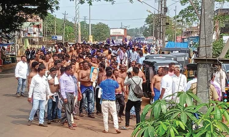 ಭಟ್ಕಳ: ಅರೆಬೆತ್ತಲೆ ಮೆರವಣಿಗೆ, ಉರುಳು ಸೇವೆ ಮೂಲಕ ತೀವ್ರಗೊಂಡ ಮೊಗೇರ ಸಮಾಜದ ಪ್ರತಿಭಟನೆ   