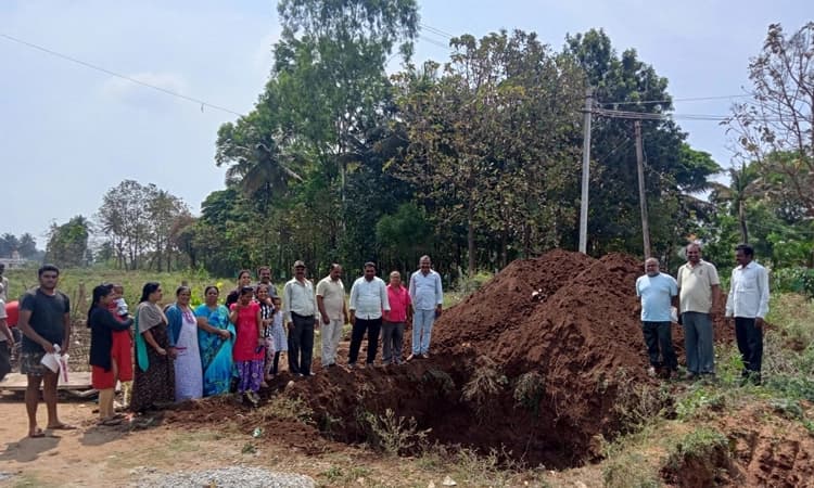 ಜನನಿಬಿಡ ಪ್ರದೇಶದಲ್ಲಿ ಮೊಬೈಲ್ ಟವರ್ ಅಳವಡಿಕೆಗೆ ನಿರ್ಧಾರ : ಗ್ರಾಮಸ್ಥರಿಂದ ಪ್ರತಿಭಟನೆ
