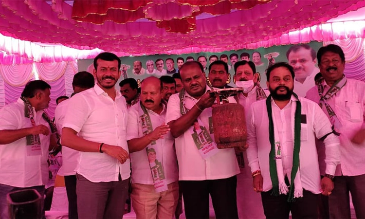 ಮೌನಿ ಮುಖ್ಯಮಂತ್ರಿ ಎಂದು  ಸಿಎಂ ಬೊಮ್ಮಾಯಿಗೆ ಚಾಟಿ ಬೀಸಿದ ಹೆಚ್ ಡಿಕೆ
