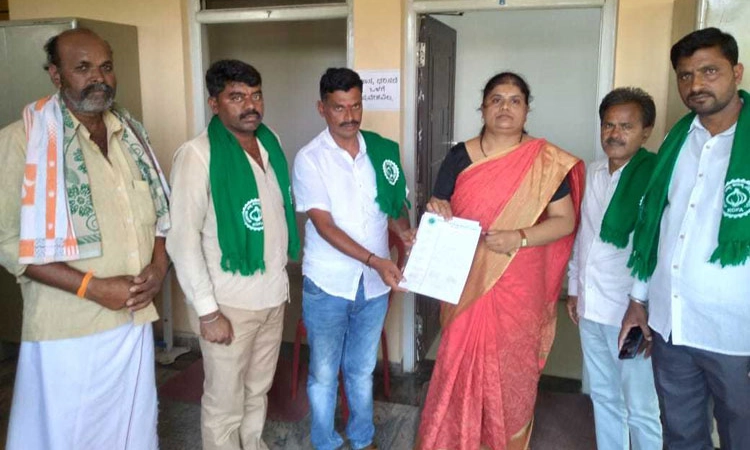 ಬೆಂಕಿಗೆ ಆಹುತಿಯಾದ ಈರುಳ್ಳಿಗೆ ಪರಿಹಾರ ನೀಡಲು ಒತ್ತಾಯ