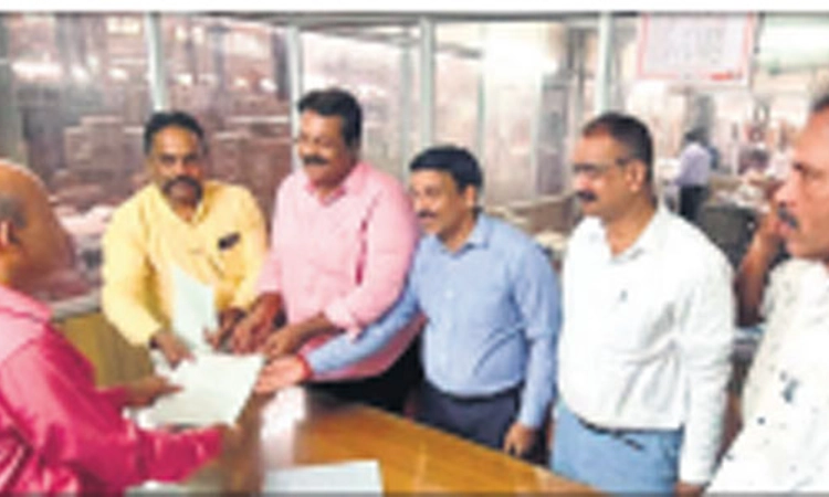 ಕೆಎಸ್‌ಬಿಸಿಎಲ್‌ ಡಿಪೋ ಮುಂಭಾಗ ಧರಣಿ; ಮನವಿ