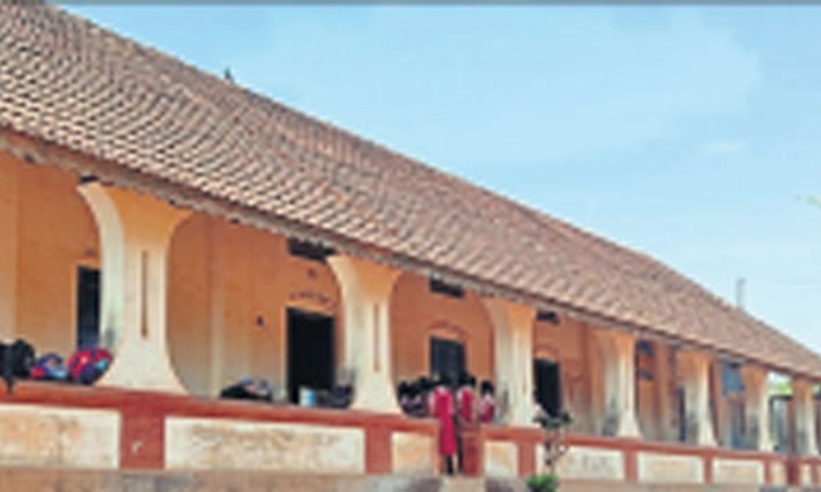 ಗಡಿಭಾಗದ ಅನುದಾನಿತ ಶಾಲೆಯಲ್ಲಿ ಶಿಕ್ಷಕರೇ ಇಲ್ಲ