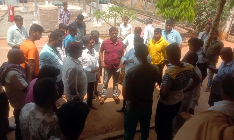ಎರಡು ತಿಂಗಳಿಂದ ವಿದ್ಯುತ್ ಸಮಸ್ಯೆ : ಬೆಸ್ಕಾಂ ಕಚೇರಿ ಎದುರು ಗ್ರಾಮಸ್ಥರ ಪ್ರತಿಭಟನೆ
