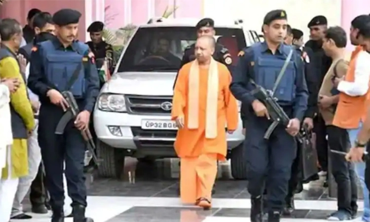 ಗೋರಖ್ ನಾಥ್ ದೇಗುಲದ ಬಳಿ ದಾಳಿ ಪ್ರಕರಣ; ಯೋಗಿ ಆದಿತ್ಯನಾಥ್ ನಿವಾಸಗಳಿಗೆ ಬಿಗಿ ಭದ್ರತೆ