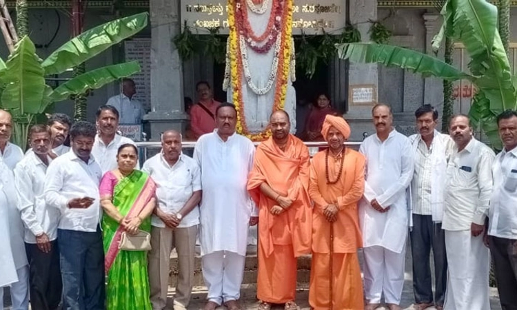ಗೊರವನಹಳ್ಳಿ ಮಹಾಲಕ್ಷ್ಮೀ ದೇವಾಲಯ:ಧ್ವಜಸ್ತಂಭ ಪ್ರತಿಷ್ಠಾಪನೆ, ಸಾಮೂಹಿಕ ವಿವಾಹ