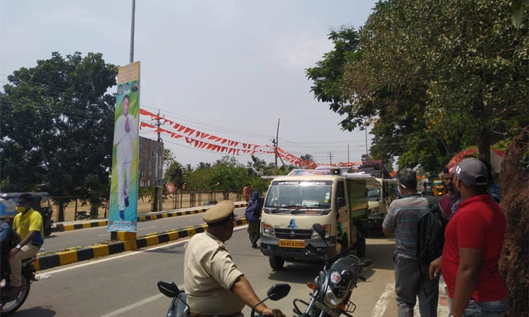 ಎಚ್ಚೆತ್ತ ಹುಣಸೂರು ನಗರಸಭೆ ಅಧಿಕಾರಿಗಳು : 200 ಕ್ಕೂ ಹೆಚ್ಚು ಅನಧಿಕೃತ ಫ್ಲೆಕ್ಸ್ ತೆರವು