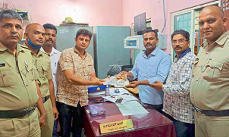 ಮಾಲೀಕರಿಗೆ 20 ಲಕ್ಷ ರೂ. ಚಿನ್ನವಿದ್ದ ಬ್ಯಾಗ್‌ ಮರಳಿಸಿದ ಹೋಮ್‌ಗಾರ್ಡ್‌