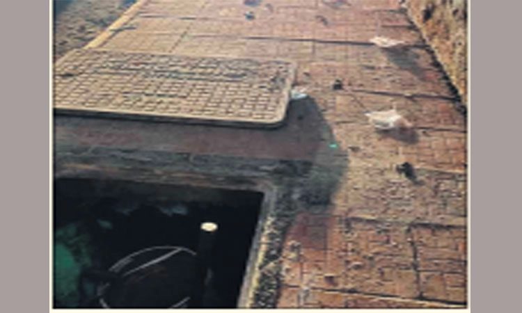 ಸುಸಜ್ಜಿತ ಫುಟ್‌ಪಾತ್‌ನಲ್ಲಿ ಹೊಂಡಗಳು!