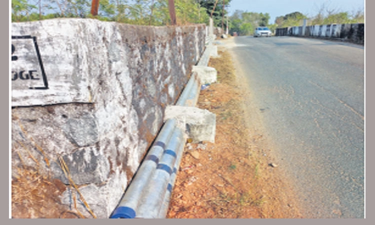 ರೈಲ್ವೇ ಮೇಲ್ಸೇತುವೆಯಲ್ಲಿ ಪೈಪ್‌ ಅಳವಡಿಕೆ