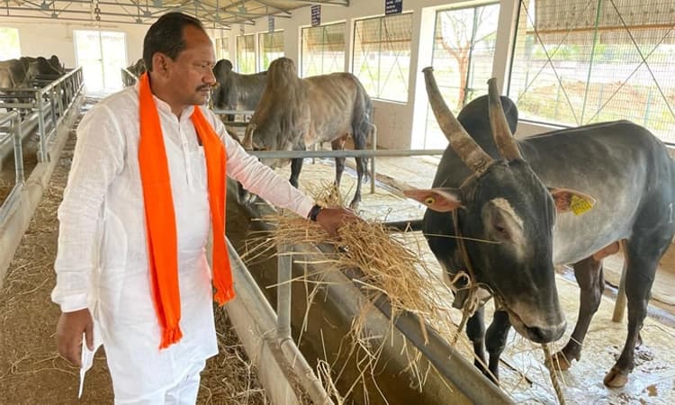 ಹೆಸರಘಟ್ಟ ವೀರ್ಯ ಸಂಸ್ಕರಣಾ ಘಟಕಕ್ಕೆ ಸಚಿವ ಪ್ರಭು ಚವ್ಹಾಣ್ ದಿಢೀರ್ ಭೇಟಿ