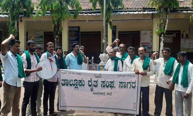 ಸಾಗರ: ಮಾತಿಗೆ ತಪ್ಪಿದ ತಾಪಂ ಅಧಿಕಾರಿಗಳು; ತಮಟೆ ಹೊಡೆದು ಪ್ರತಿಭಟನೆ
