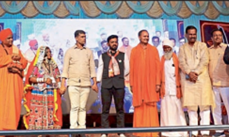 ಲಂಬಾಣಿ ತಾಂಡಾ ಶಾಲೆ ದತ್ತು ಪಡೆಯುವೆ: ನವಲಿಹಿರೇಮಠ