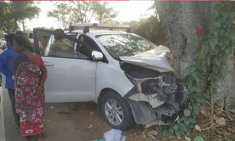 ಮರಕ್ಕೆ ಕಾರು ಢಿಕ್ಕಿ: ಮಹಿಳೆ ಸ್ಥಳದಲ್ಲೇ ಸಾವು, 6 ಮಂದಿಗೆ ಗಾಯ