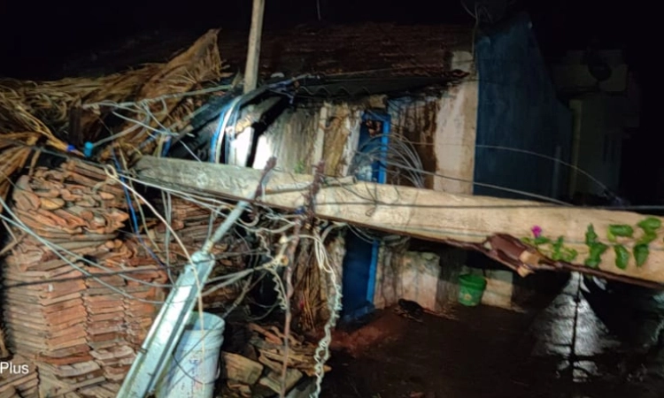 ಹಾವೇರಿ : ಗಾಳಿ ಮಳೆಗೆ ಮನೆಯ ಮೇಲ್ಛಾವಣಿ ಕುಸಿತು ಮಹಿಳೆ ಸಾವು, ವಿದ್ಯುತ್ ಕಂಬ, ಮರಗಳು ಧರೆಗೆ