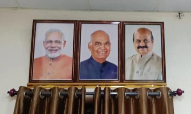 ನಗರಸಭೆಯಲ್ಲಿದ್ದ ಫೋಟೋ ಒಂದೇ ದಿನದಲ್ಲಿ ಬದಲಾವಣೆ ; ಬಿಎಸ್‌ವೈಗೆ ಕೊಕ್, ಬೊಮ್ಮಾಯಿಗೆ ಸ್ಥಾನ!