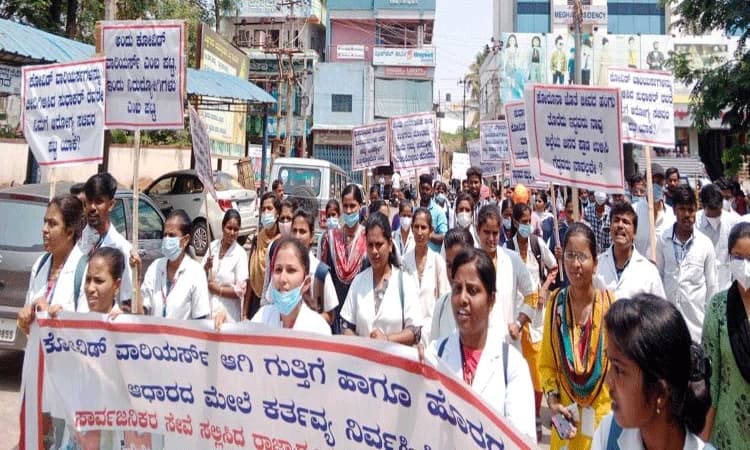 ಗುತ್ತಿಗೆ ಸಿಬ್ಬಂದಿ ಸೇವೆ ಮುಂದುವರಿಸಿ