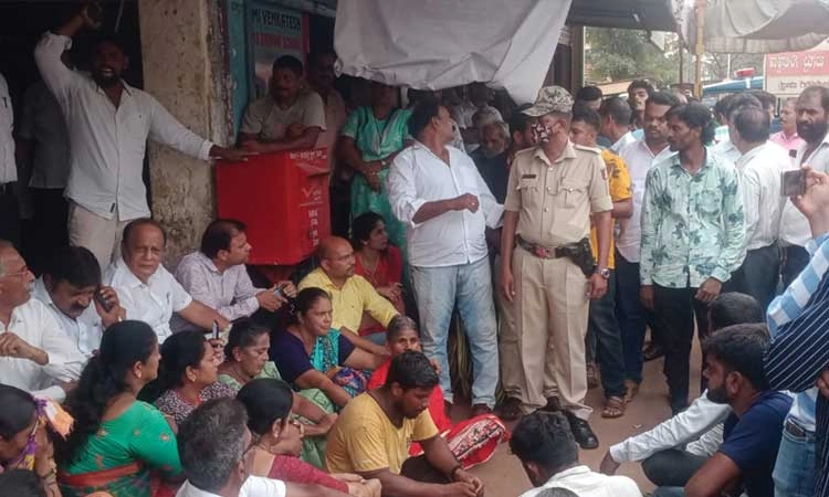 ಶಿರ್ವ: ಅಕ್ರಮ ನಿರ್ಮಾಣದ ಕಟ್ಟಡ ತೆರವು; ಸೊರಕೆ ನೇತೃತ್ವದಲ್ಲಿ ಕಾಂಗ್ರೆಸ್‌ ಪ್ರತಿಭಟನೆ