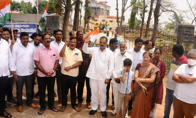 ಮರ ಕಡಿದವರ ವಿರುದ್ದ ಕ್ರಮಕ್ಕೆ ಆಗ್ರಹ