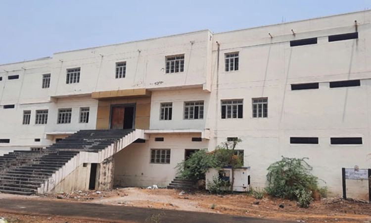 ದಶಕದಿಂದ ಪೂರ್ಣಗೊಳ್ಳದ ಭವನ