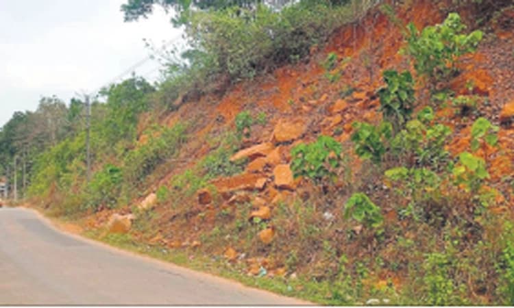 ಚರಂಡಿಯೇ ಇಲ್ಲ ಇಲ್ಲಿ: ಮಳೆ ನೀರು ಹರಿಯುವುದು ರಸ್ತೆಯಲ್ಲೇ