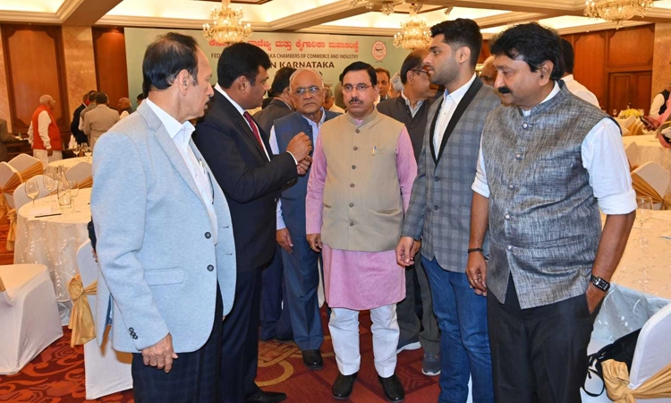 ಹೊಸಪೇಟೆ-ಗುತ್ತಿ ಹೆದ್ದಾರಿ ಕಾಮಗಾರಿ ಪೂರ್ಣಗೊಳಿಸಿ : ಕೇಂದ್ರ ಸಚಿವರಿಗೆ ಮನವಿ ಸಲ್ಲಿಕೆ
