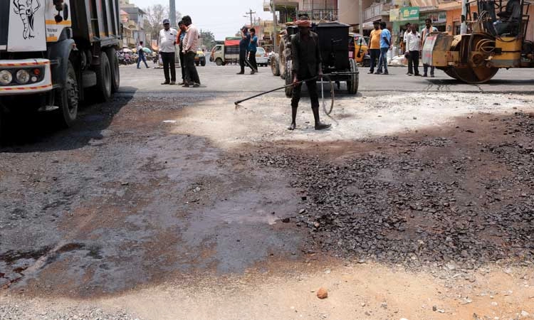 ದ್ವಿಪಥ ರಸ್ತೆ ಕಳಪೆ ಕಾಮಗಾರಿ: ಅಧಿಕಾರಿಗಳ ವಿರುದ್ಧ ಆಕ್ರೋಶ