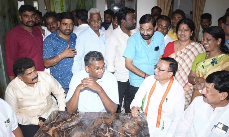 Karnataka Polls 2023: ಬಿಜೆಪಿ ಬಂಡಾಯ ಅಭ್ಯರ್ಥಿ ತವಣಪ್ಪ ಅಷ್ಟಗಿ ಕಾಂಗ್ರೆಸ್ ಸೇರ್ಪಡೆ