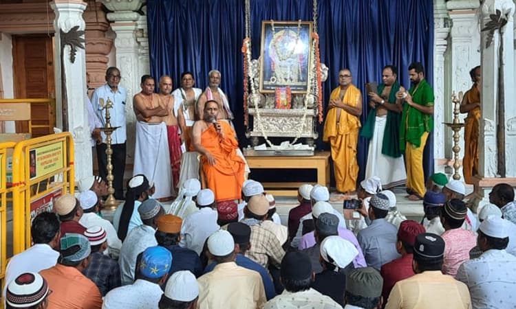 ರಂಜಾನ್ ಪ್ರಯುಕ್ತ ಮಂತ್ರಾಲಯ ರಾಯರ ದರ್ಶನ ಪಡೆದ ಮುಸ್ಲಿಮರು