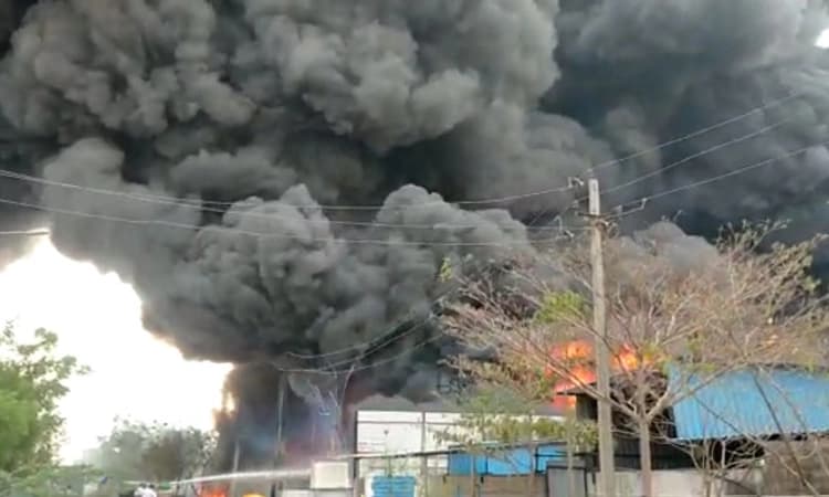 ರಾಯಚೂರು: ಕೆಮಿಕಲ್ ಫ್ಯಾಕ್ಟರಿಯಲ್ಲಿ ಅಗ್ನಿ ಅನಾಹುತ