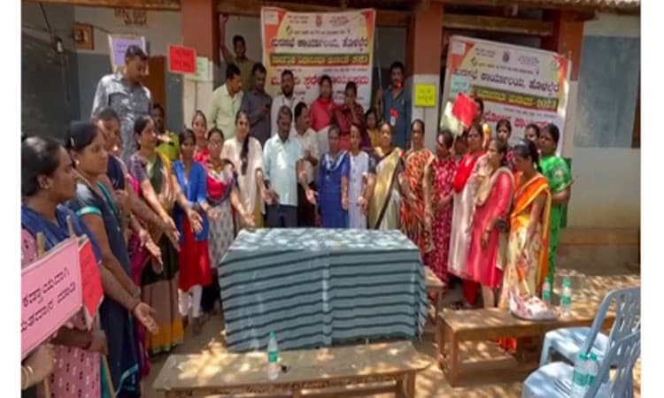 ಮತ ಜಾಗೃತಿ ಮೂಡಿಸಲು ವಿನೂತನ ಪ್ರಯೋಗ: ಮೆಹಂದಿ ಆಂದೋಲನ, ಸ್ಪರ್ಧಾ ಕಾರ್ಯಕ್ರಮ