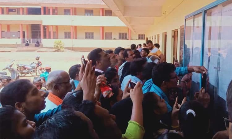 Sirsi ಸರಕಾರಿ ಪ್ರೌಢ ಶಾಲೆಯ ಸೀಟ್ ಗೆ ಮುಗಿಬಿದ್ದ ಮಕ್ಕಳ ಪಾಲಕರು‌: ಏನಿದರ ವಿಶೇಷ?