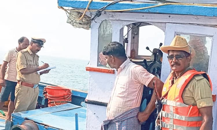 ಚುನಾವಣೆ ಅಕ್ರಮ: ಸಮುದ್ರದಲ್ಲೂ ಹದ್ದಿನಕಣ್ಣು, ಪ್ರತಿನಿತ್ಯ ಕಡಲಿನಲ್ಲಿ 5ರಿಂದ 8 ಗಂಟೆ ಗಸ್ತು