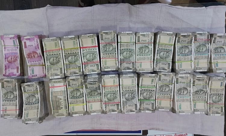 Gangavati; ಖಾಸಗಿ ಬಸ್ಸಿನಲ್ಲಿ ಸಿಕ್ತು ದಾಖಲೆ ಇಲ್ಲದ ಕಂತೆ ಕಂತೆ ಹಣ … ಓರ್ವನ ಬಂಧನ