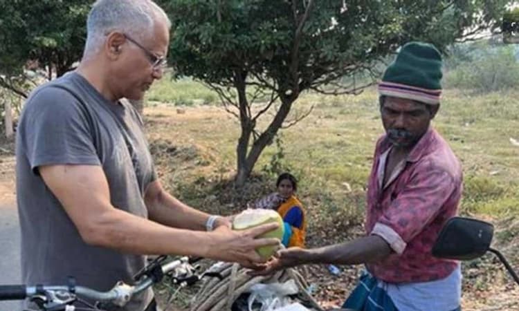 Twitter; ಮೋಟಾರ್ ಸೈಕಲ್ ನಲ್ಲಿ ಎಳನೀರು ಮಾರಾಟ…QR ಕೋಡ್ ಬಳಕೆ; ಜಾಲತಾಣದಲ್ಲಿ ಮೆಚ್ಚುಗೆ