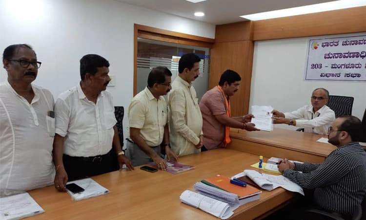 Mangaluru ಅದ್ದೂರಿ ಮೆರವಣಿಗೆ ನಡೆಸಿ ನಾಮಪತ್ರ ಸಲ್ಲಿಸಿದ ವೇದವ್ಯಾಸ ಕಾಮತ್