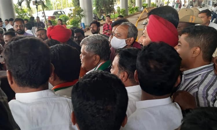 Hubli: ಕಾಂಗ್ರೆಸ್ ಕಾರ್ಯಕರ್ತರಿಂದ ಶೆಟ್ಟರ್ ಅವರಿಗೆ ಭವ್ಯ ಸ್ವಾಗತ