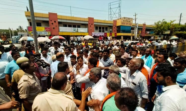 Karnataka Polls; ಸಿಎಂ ಬೊಮ್ಮಾಯಿ ನಿಂದಿಸಿದ್ದ ಓಲೇಕಾರ ವಿರುದ್ಧ ಬೃಹತ್ ಪ್ರತಿಭಟನೆ