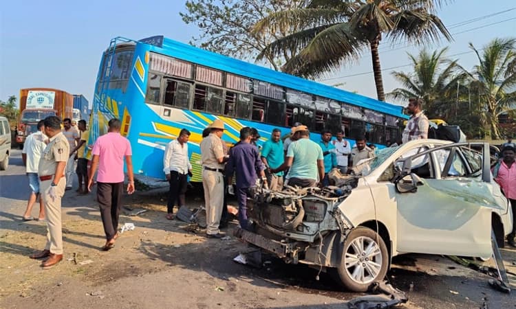 Tumkur ರಸ್ತೆ ವಿಭಜಕ ಹಾರಿ ಕಾರಿಗೆ ಬಸ್ ಢಿಕ್ಕಿ: ಐವರು ಮೃತ್ಯು